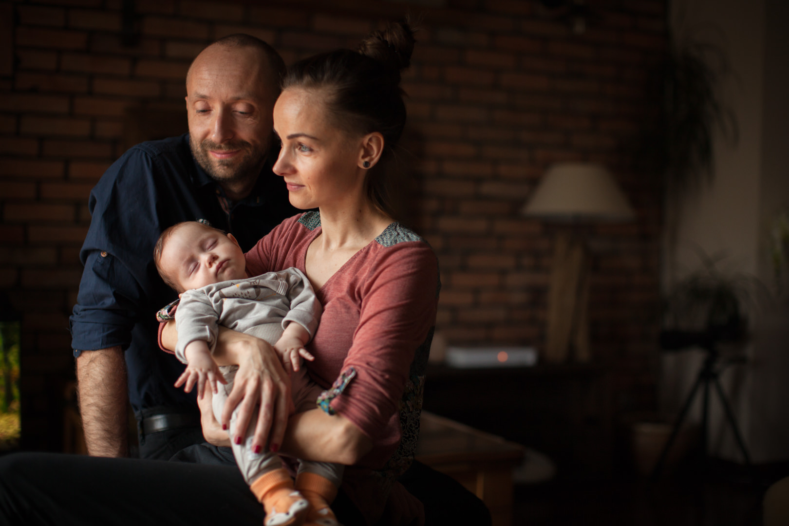 Portret rodzinny przy oknie. Portret z córką. Fotografia Rodzinna Białystok.