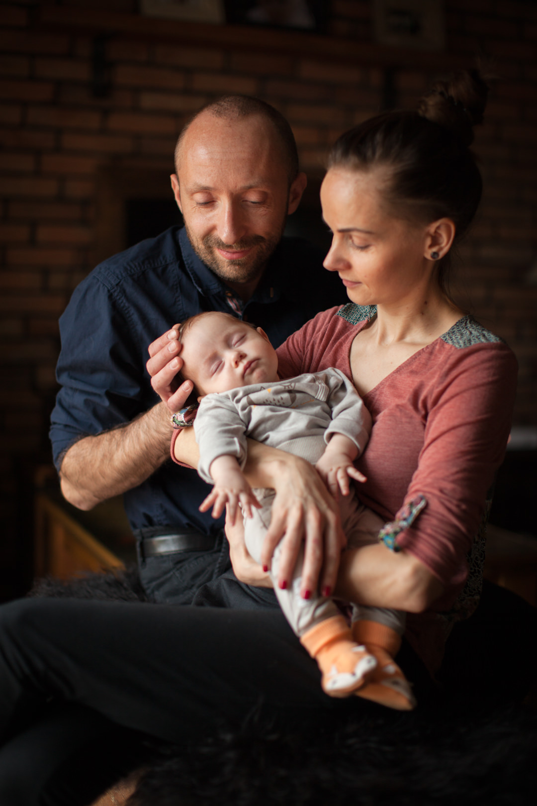 Portret rodzinny przy oknie. Portret z córką. Fotografia Rodzinna Białystok.