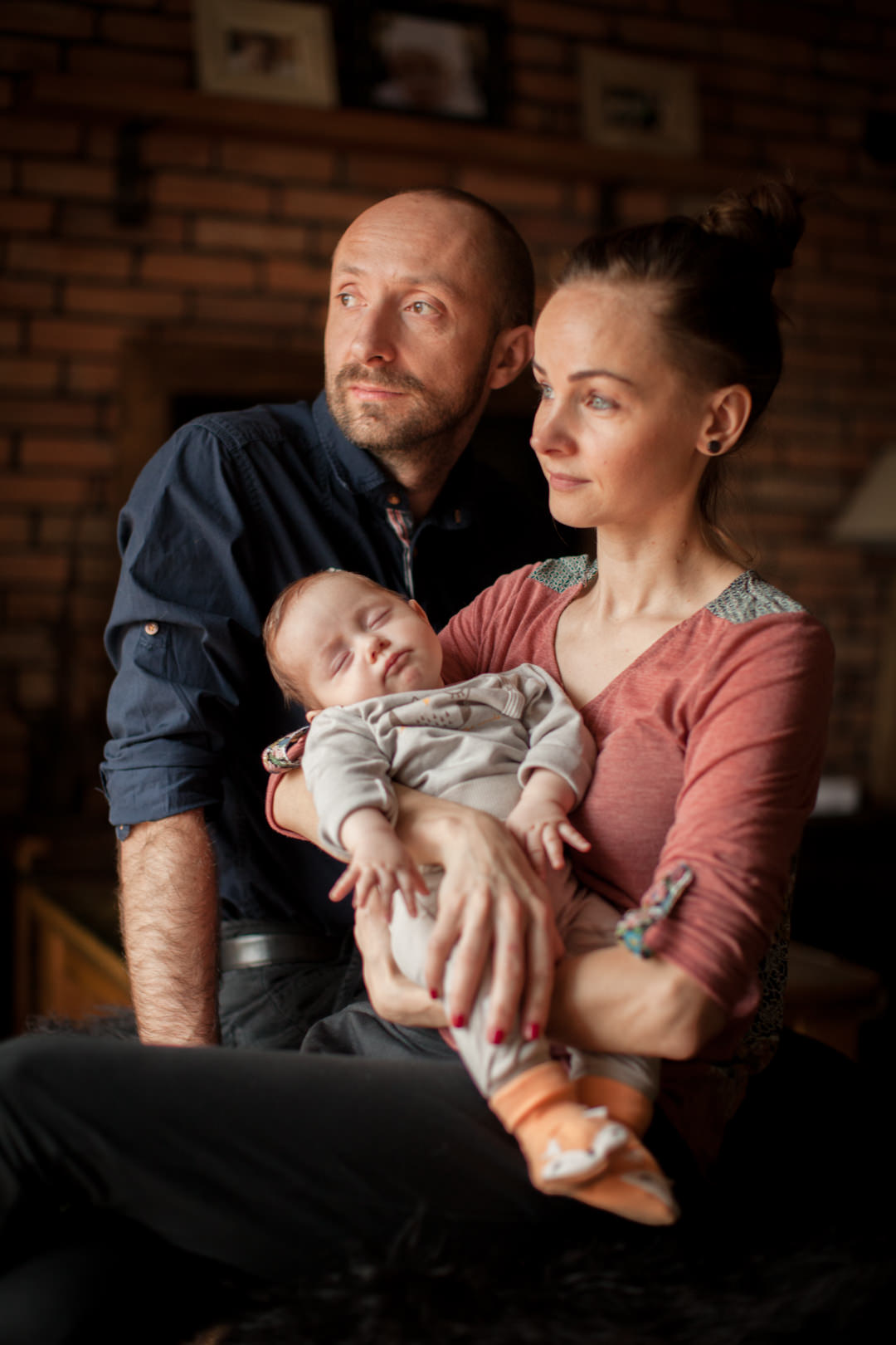 Portret rodzinny przy oknie. Portret z córką. Fotografia Rodzinna Białystok.