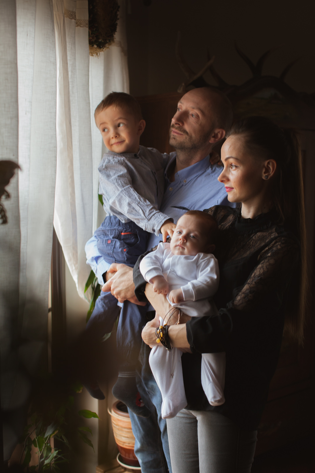 Rodzina przy oknie. Portret rodzinny. Fotografia rodzinna Białystok