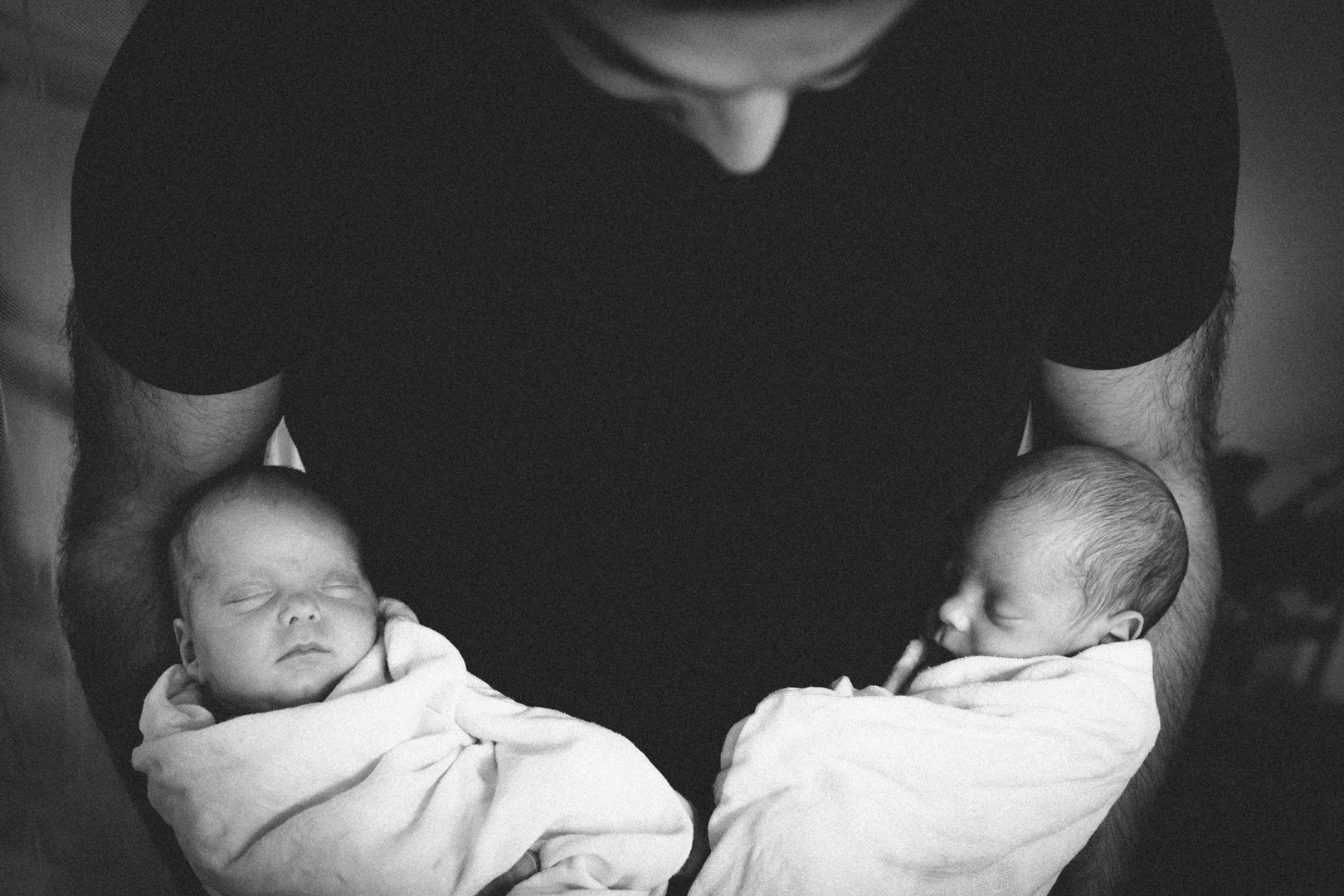 Portret niemowląt Fotografia czarno biała Na ramionach taty