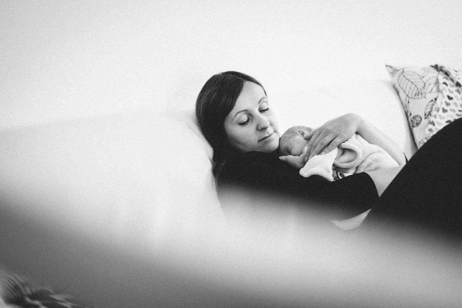 Portret matki z córką na sofie. Fotografia Rodzinna w Monachium. Sesja noworodkowa