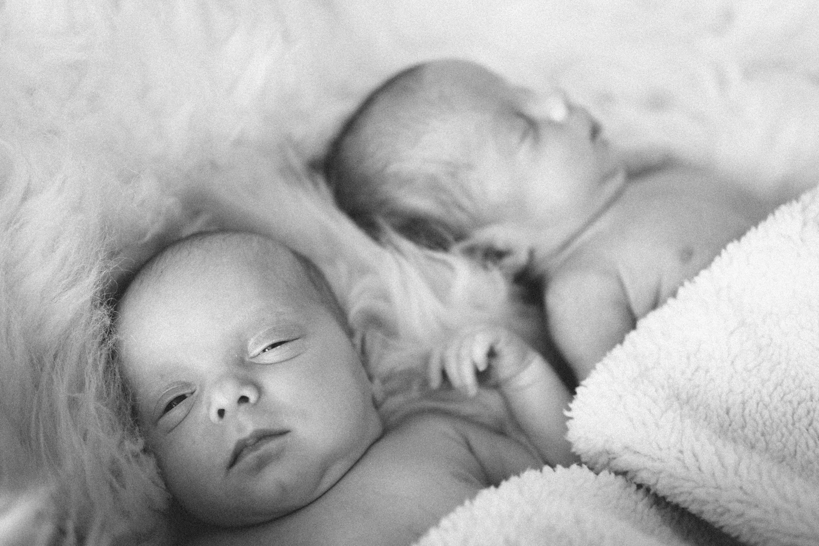 Śpiące bliźnięta. Fotografia Rodzinna. Sesja noworodkowa w Monachium.