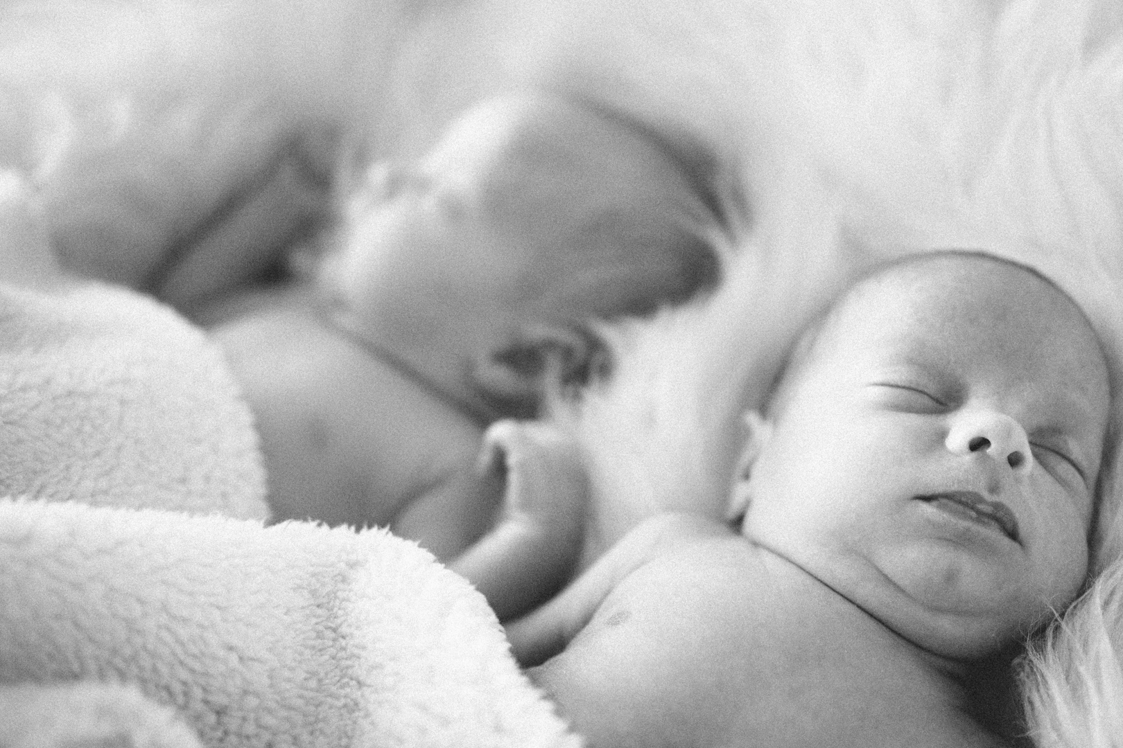 Śpiące bliźnięta. Fotografia Rodzinna. Sesja noworodkowa w Monachium.