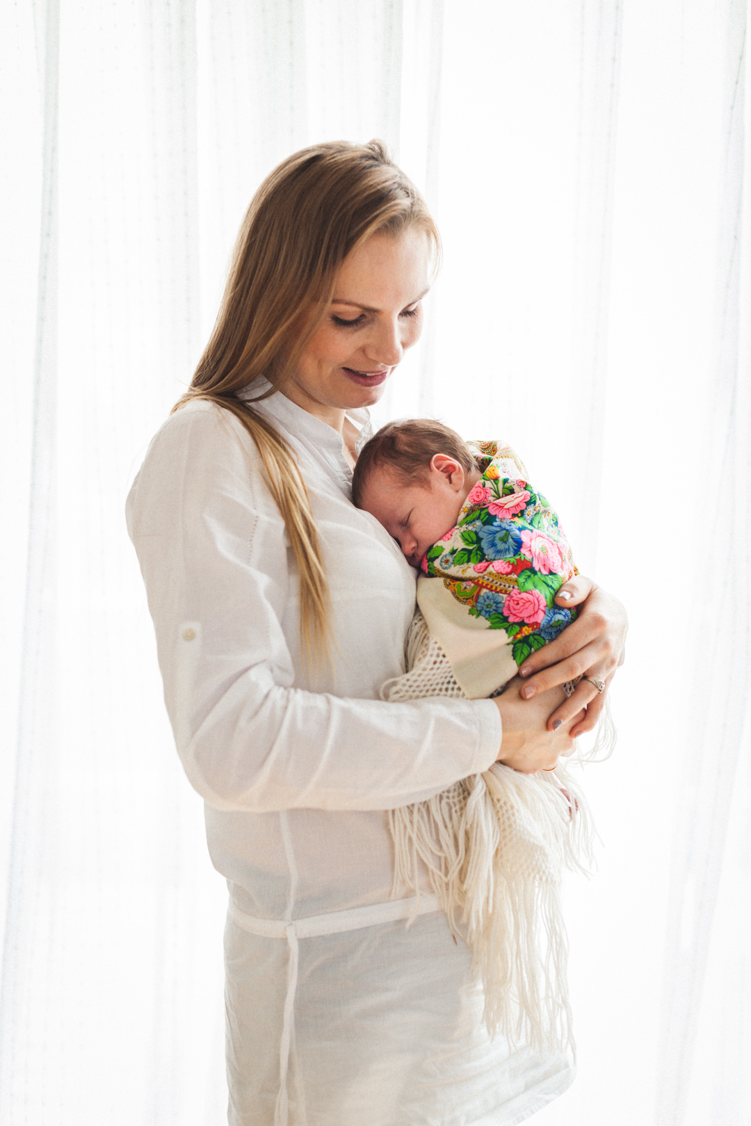 Matka z córką na ręku. Sesja noworodkowa. Fotografia rodzinna. Patrycja i Augustyn