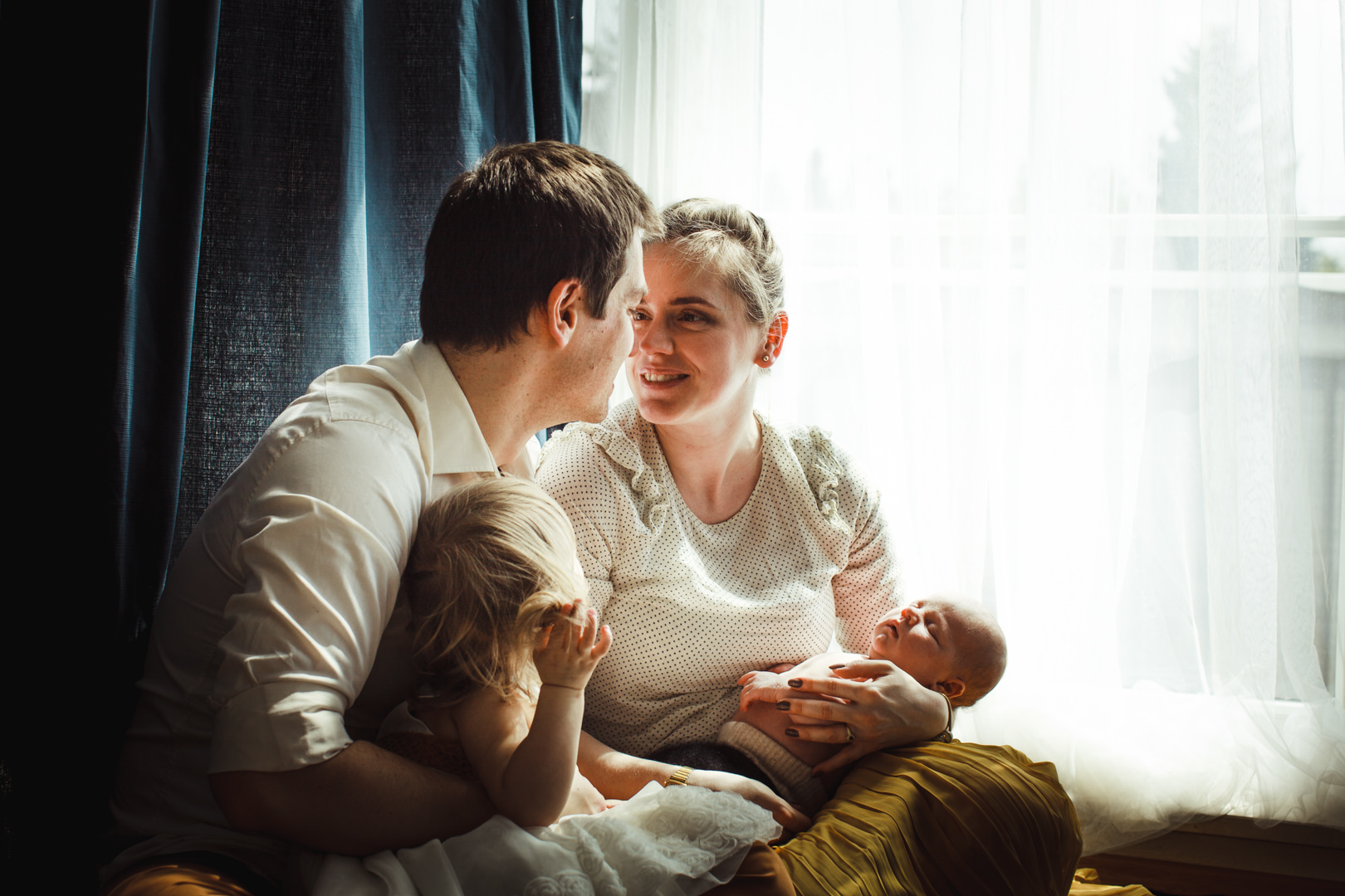 Portret rodzinny. Rodzina przy oknie. Fotografia rodzinna Białystok
